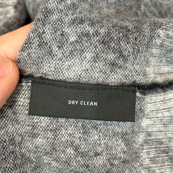 Bloomingdale’s 2-ply 100% Cashmere V Neck Animal Print Leopard Sweater Medium - Picture 10 of 12